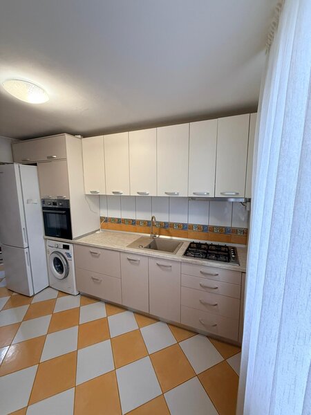 Metrou Romancierilor (bloc reabilitat) inchiriere 2 camere decomandat,